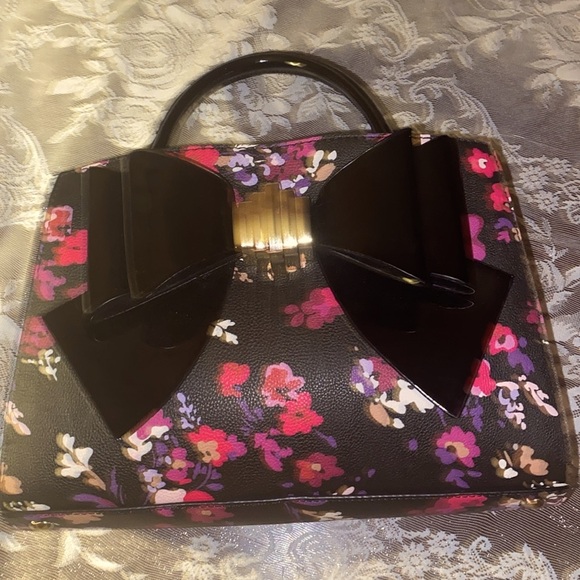 BETSEY JOHNSON BONNEE HANBAG BLACK PATENT LEATHER Heels sold separately - Picture 4 of 14